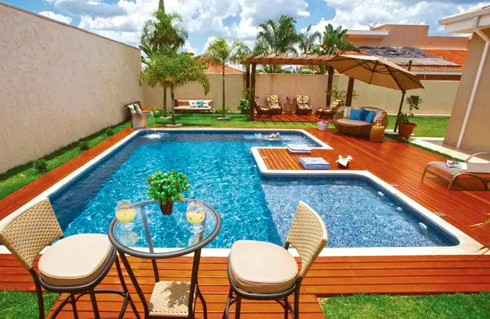Piscina de fibra com deck