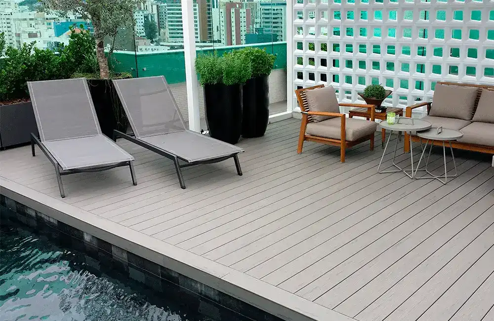 Madeira plástica em volta da piscina