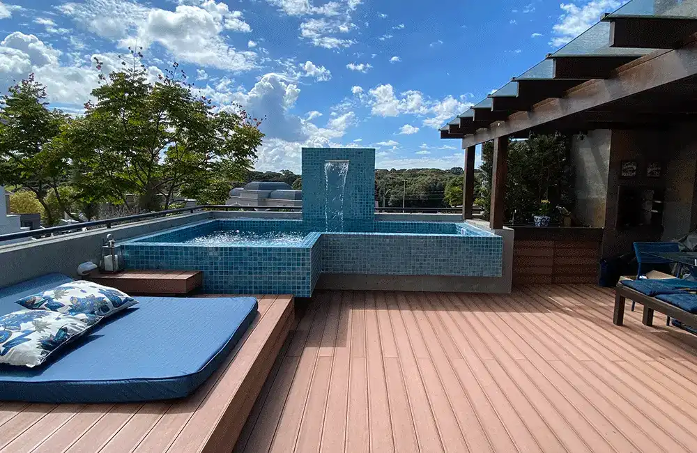 Piscina com borda elevada e deck