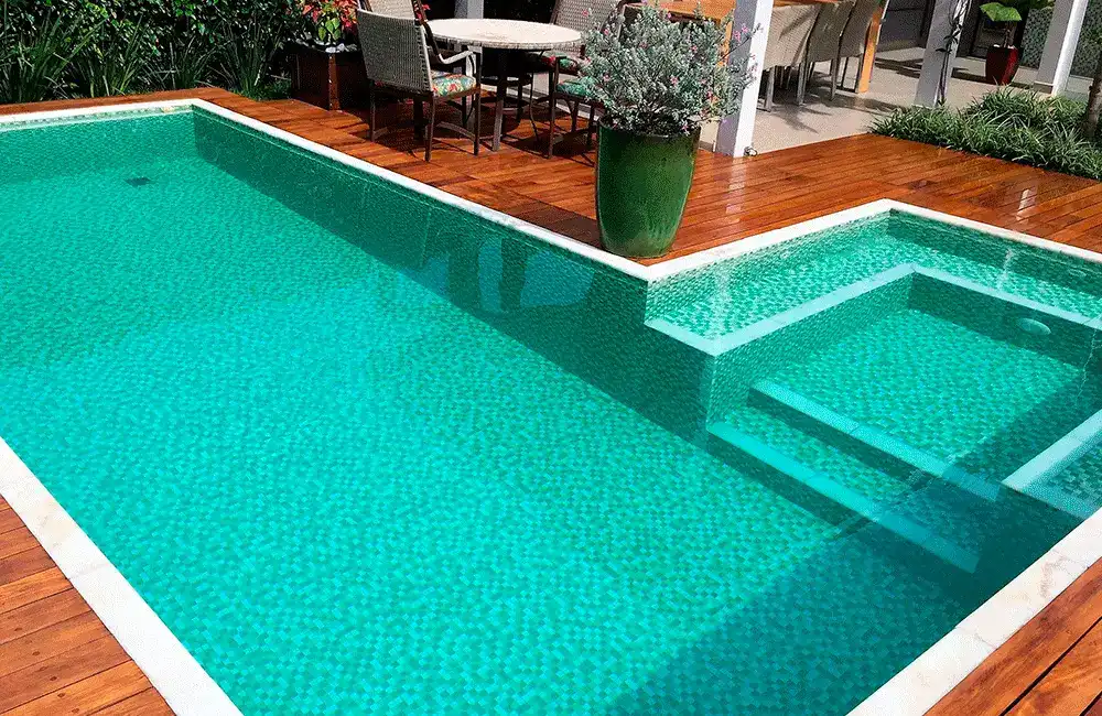 Piscina com deck de pallet
