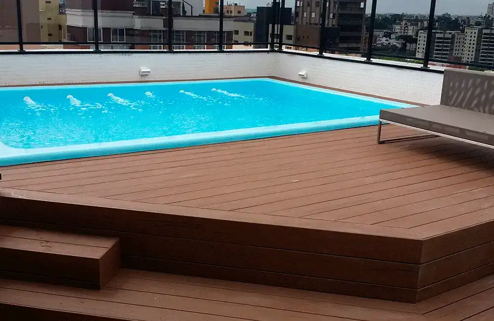 Piscina de fibra no terraço com deck ecológico