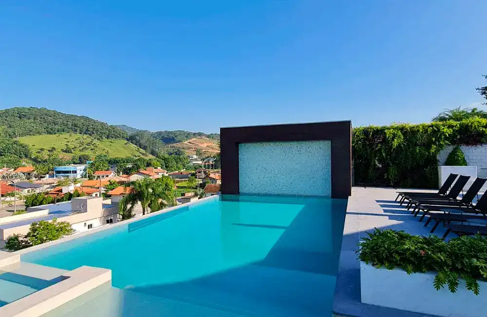 Piscina Branca: 20 Dicas para Inspirar +34 Fotos 96 piscina branca com parede revestida