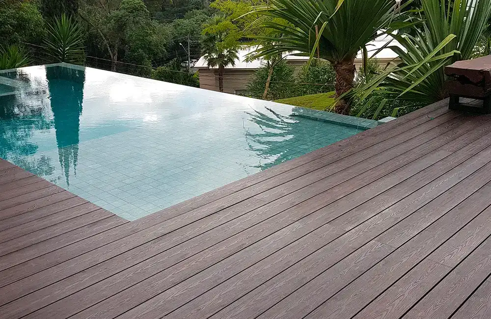 Piscina borda infinita com deck plástico