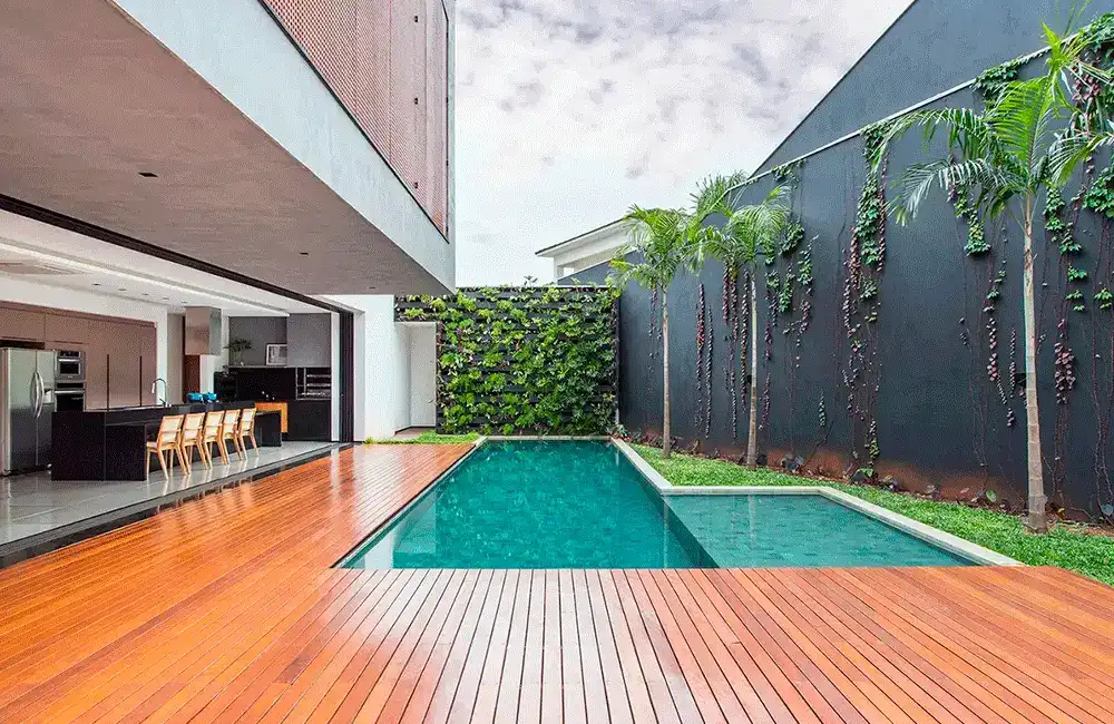 Deck em piscina com formato em L