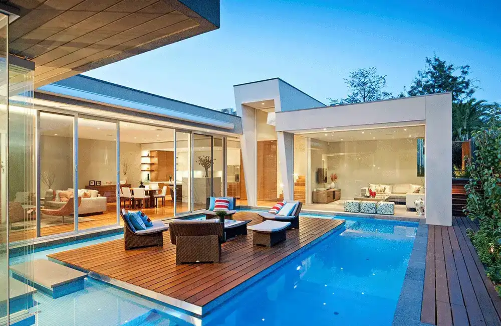 Espaço relaxante com piscina e deck