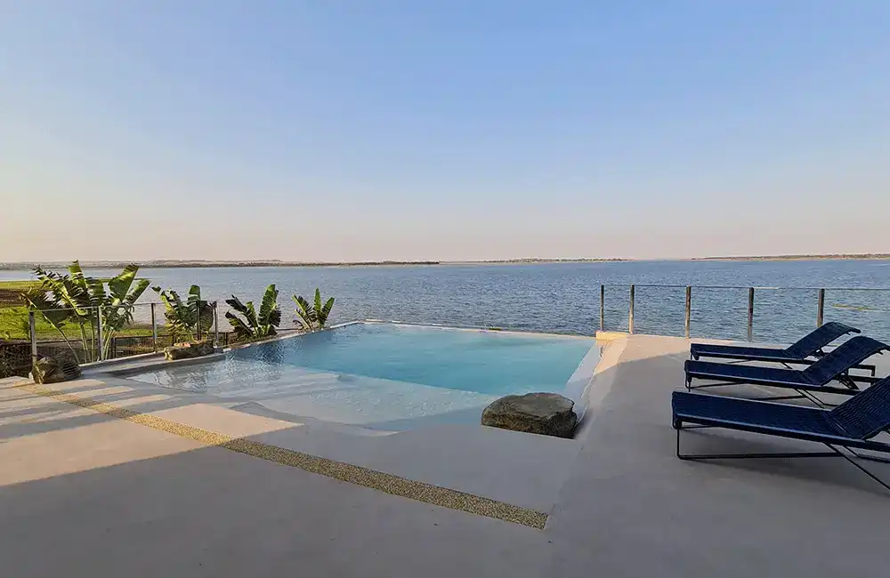 piscina infinita branca