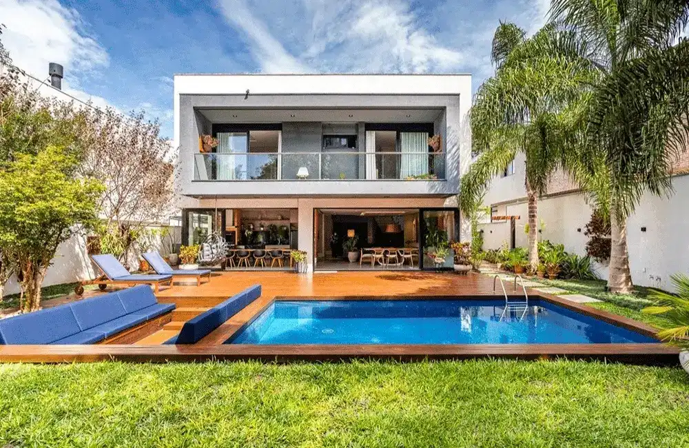 Piscina no jardim com elementos naturais