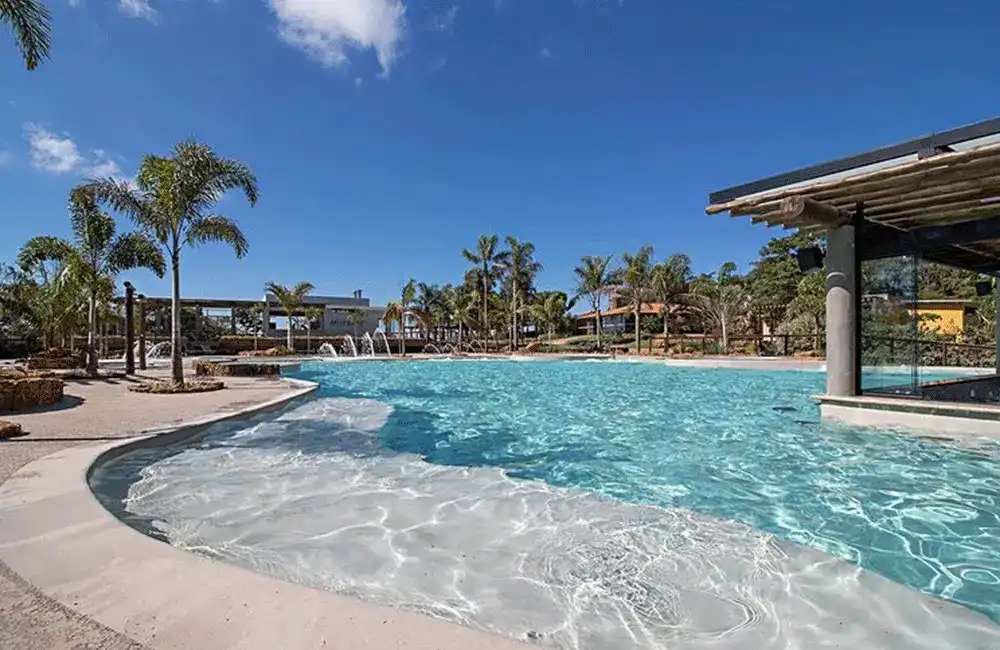 Piscina com cor branca