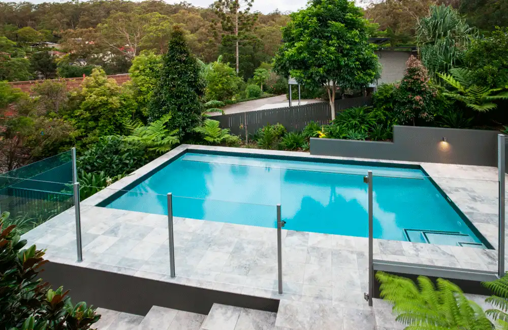 proteção de vidro no entorno da piscina