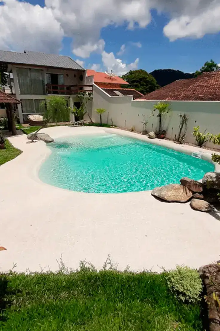 piscina estilo praia redonda