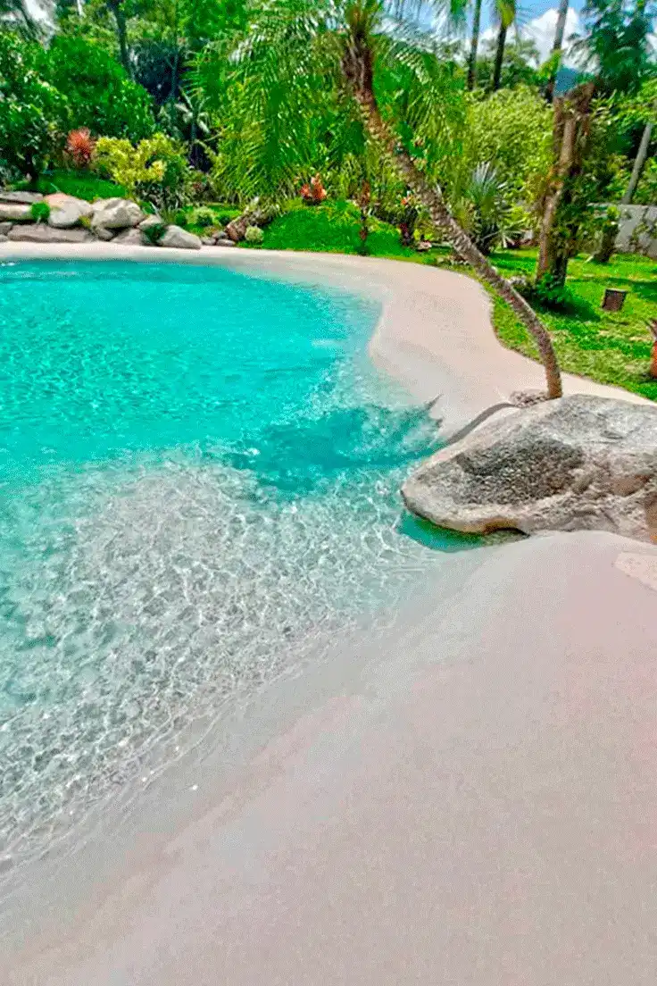 água cristalina da piscina com revestimento de areia