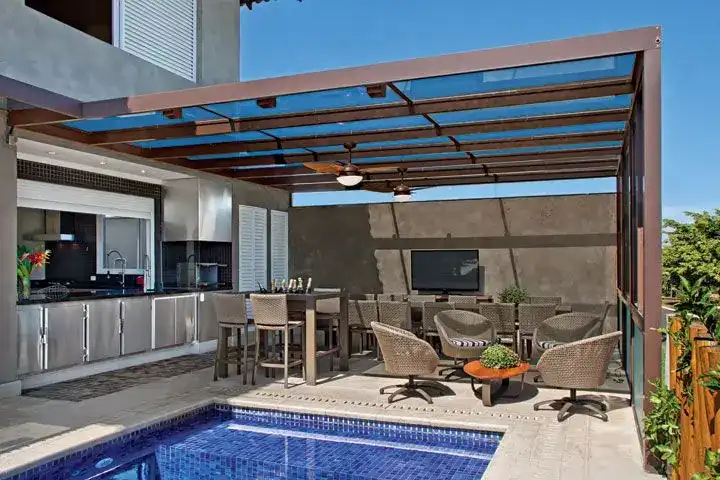 estrutura de metal com vidro na cobertura 