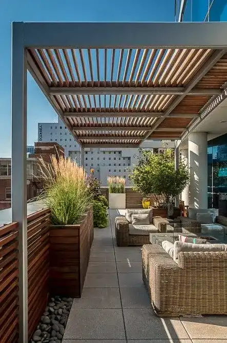 vasos de plantas na varanda com pergolado suspenso