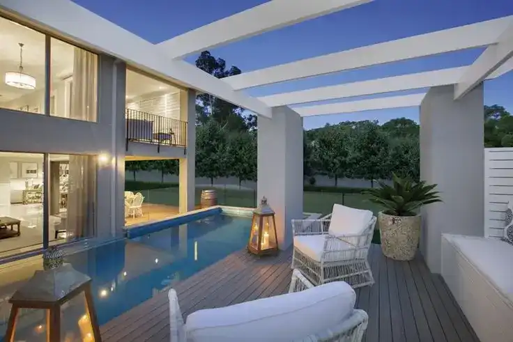 pergolado branco de ferro