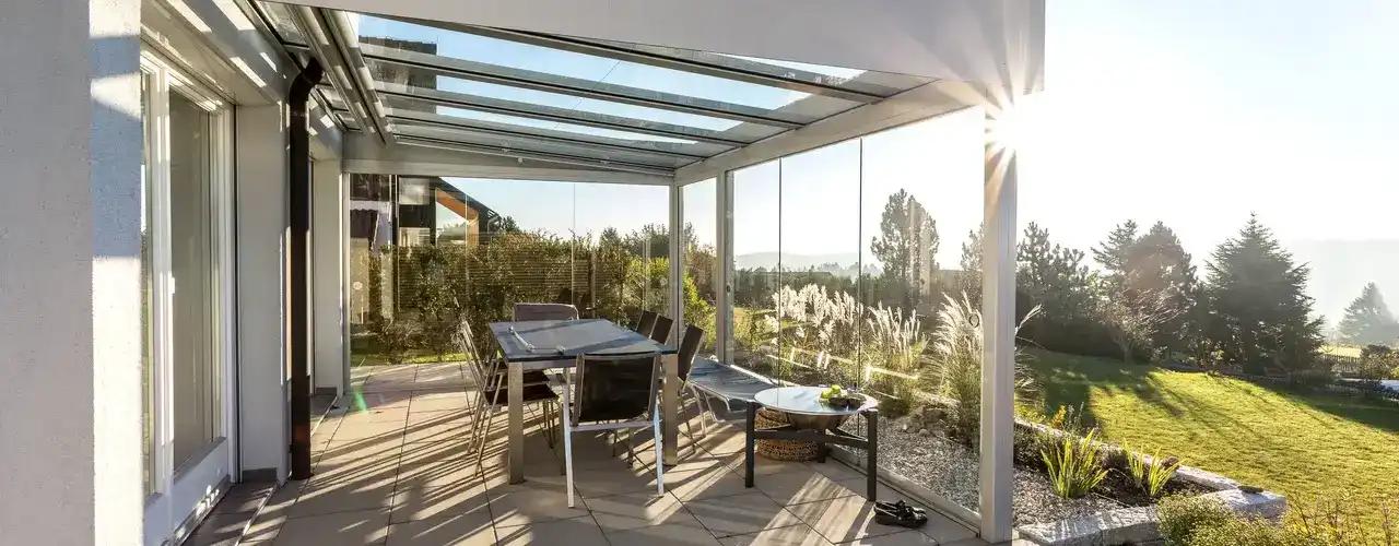 pergolado branco na area de churrasqueira