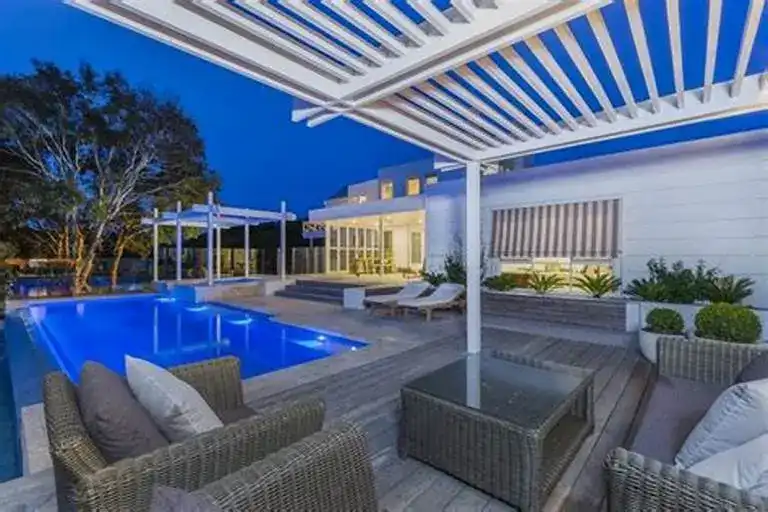 area de lazer com pergolado branco