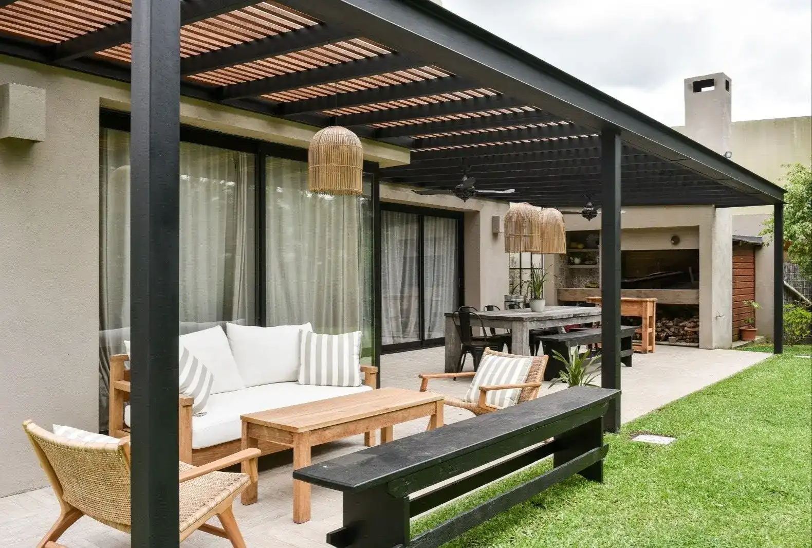 pergolado de ferro com cobertura de bambu