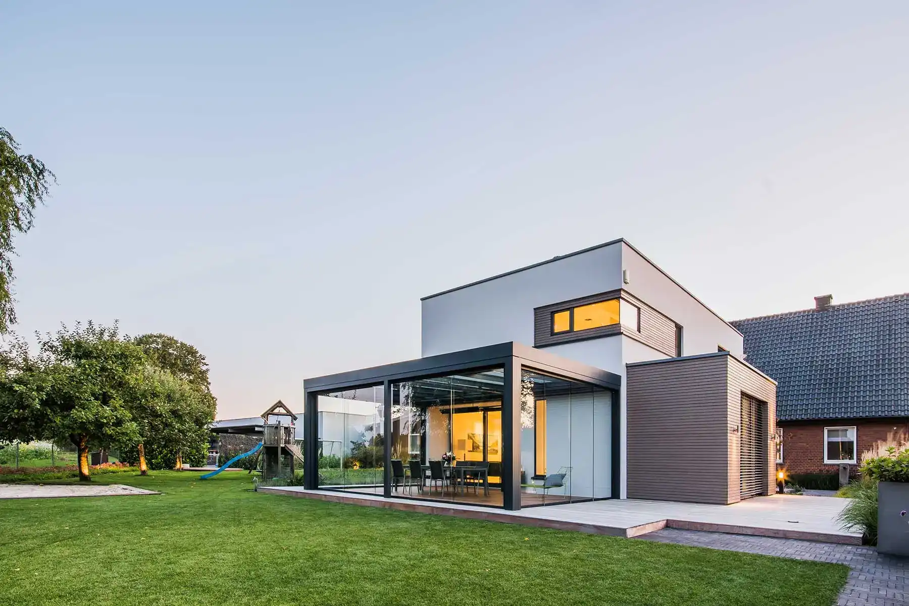 espaço coberto com teto e paredes de vidro