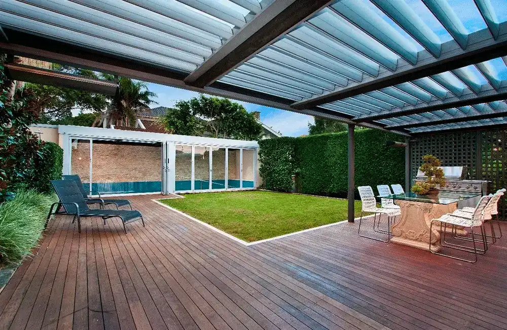 espaço aberto com piscina e churrasqueira 
