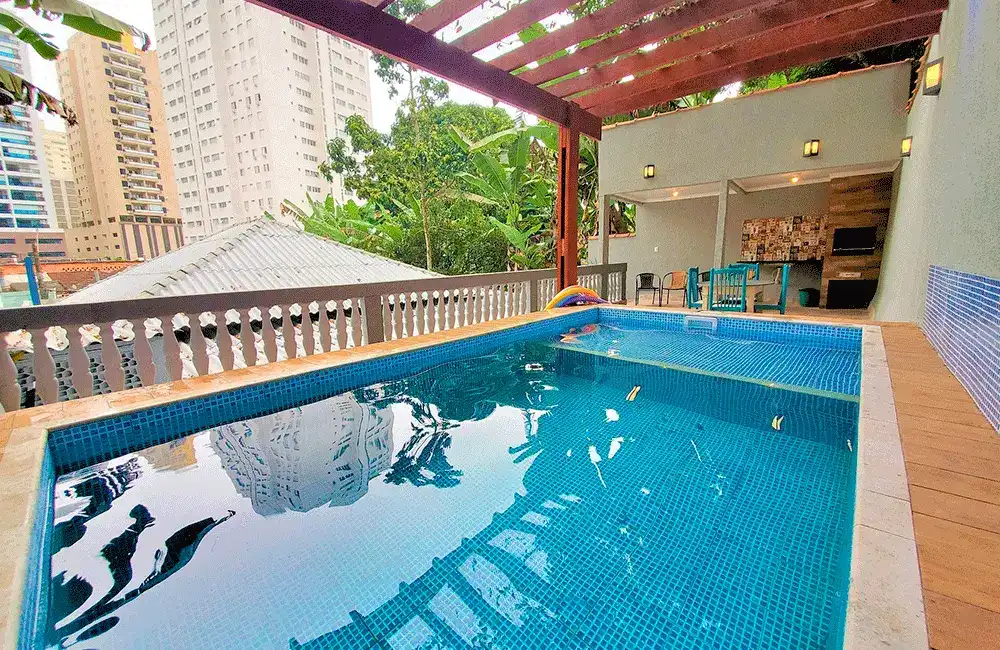 piscina indoor com pergolado tampando 