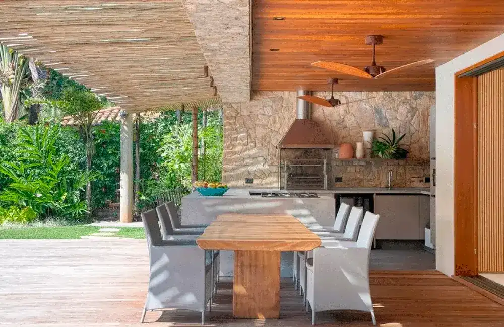 móveis estofados na mesa de madeira 