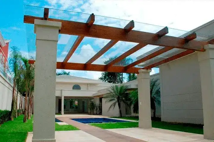 pergolado de concreto com acabamento de madeira 