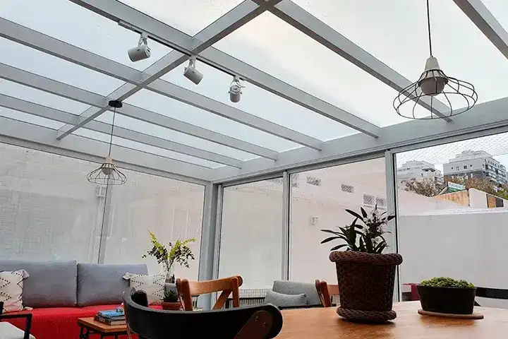 pergolado de ferro com cobertura de policarbonato