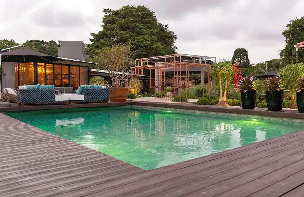 Piscina com deck ecológico