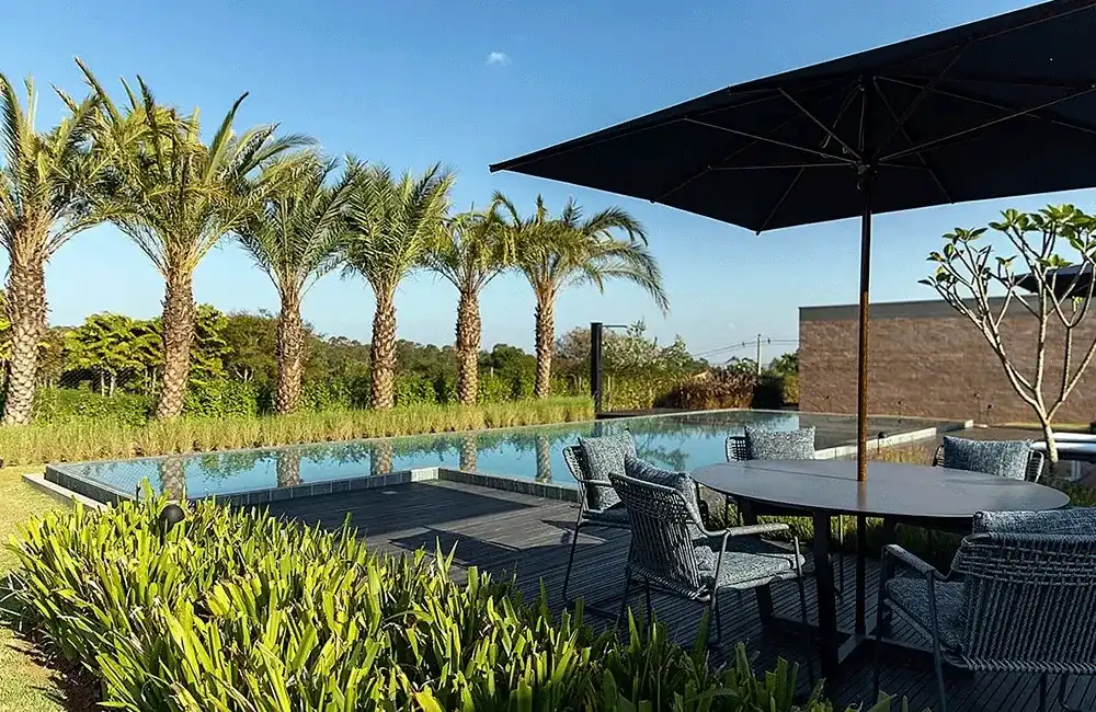 Decoração em volta da piscina