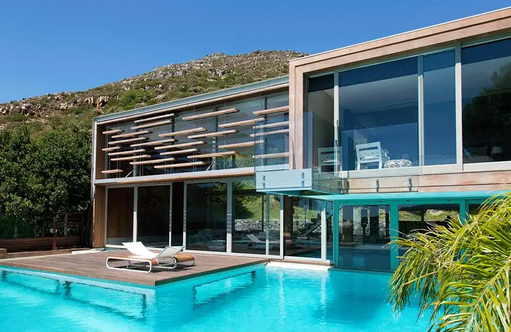 Espreguiçadeiras no deck da piscina