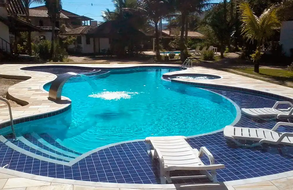 Piscina com cascata redonda 