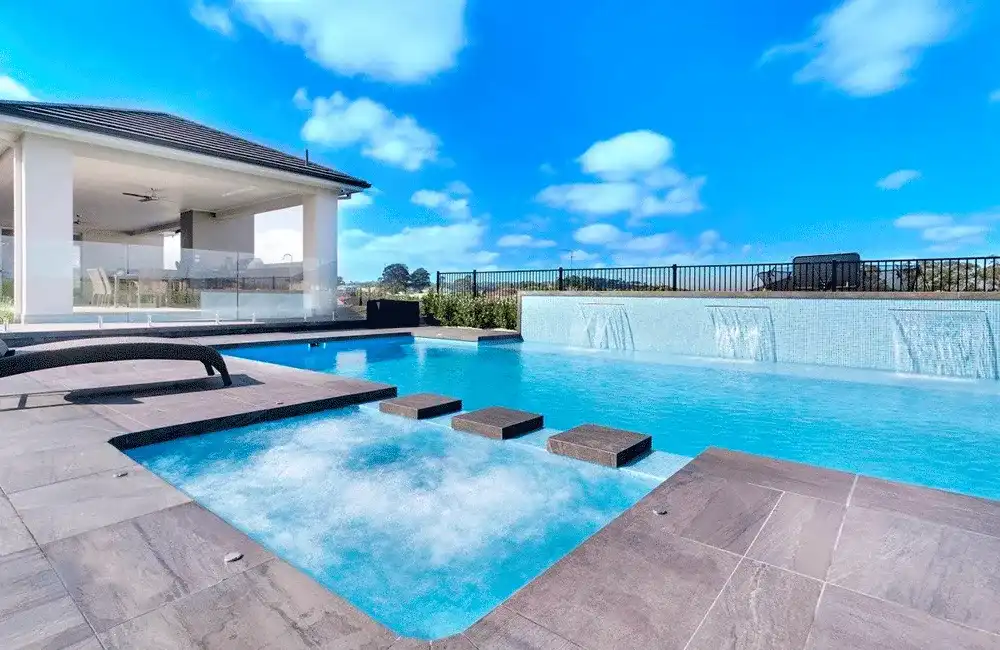 Piscina com passarela de pedra