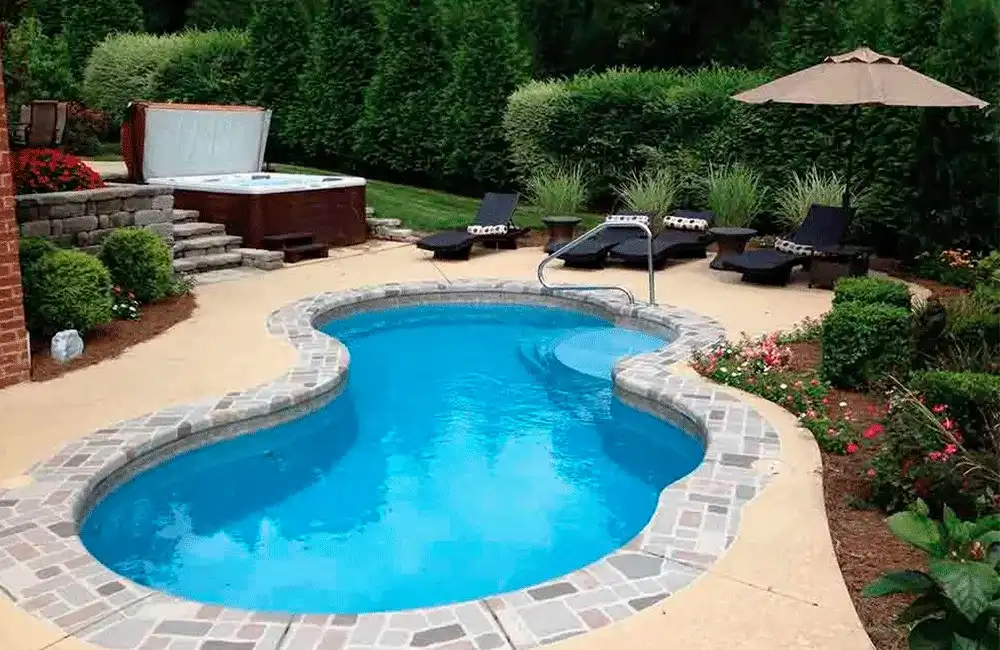 Piscina Redonda: Dicas, Vantagens +40 Fotos para Inspirar 117 piscina com pedras arredondada