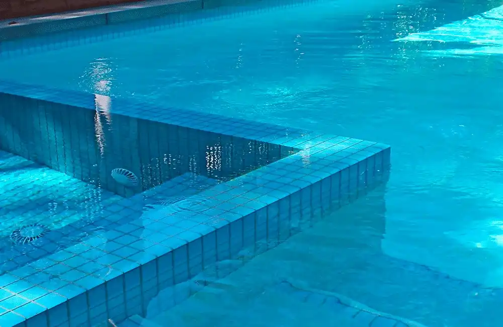 Revestimento azul na piscina