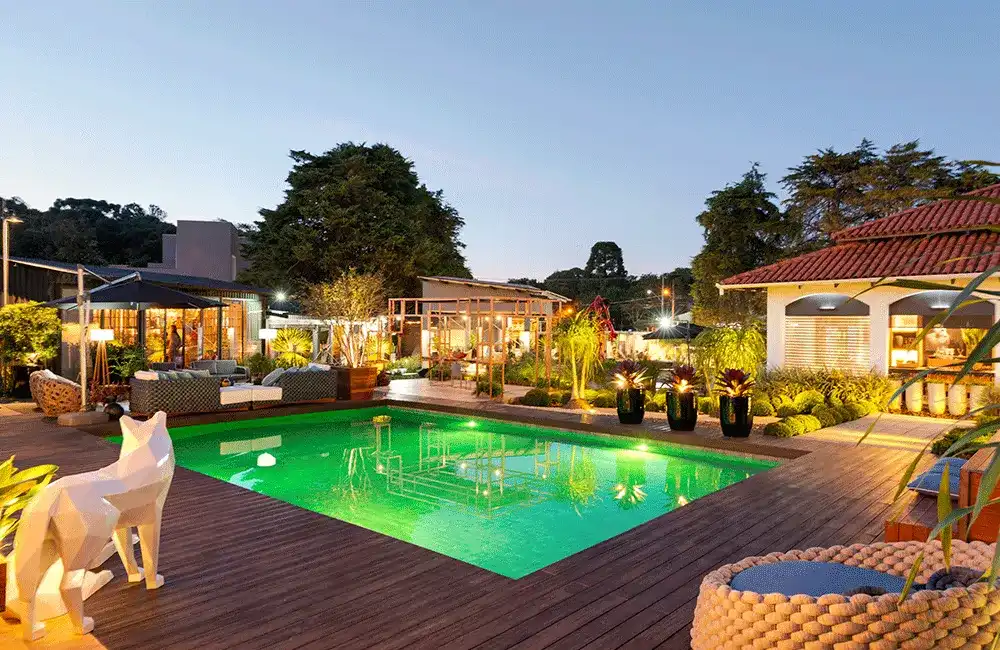 Piscina com iluminação RGB