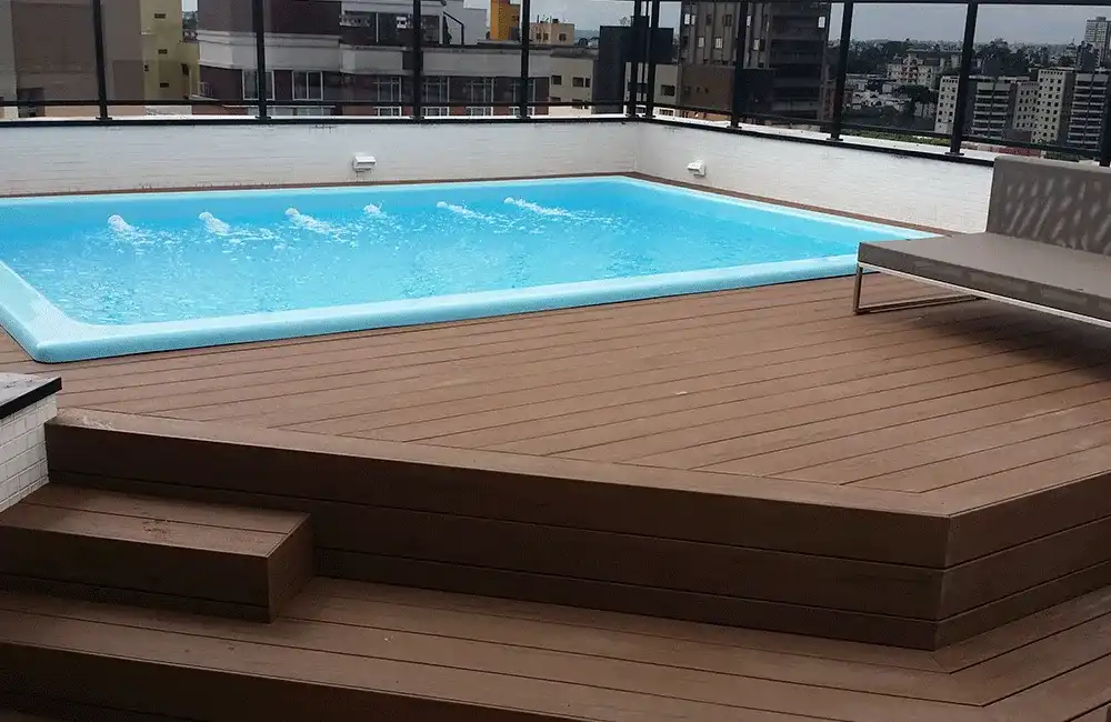 Piscina de fibra no terraço