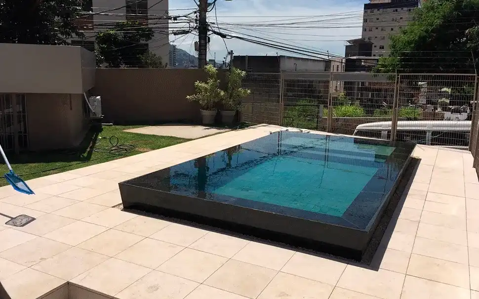 harmonia da piscina com o piso em destaque 