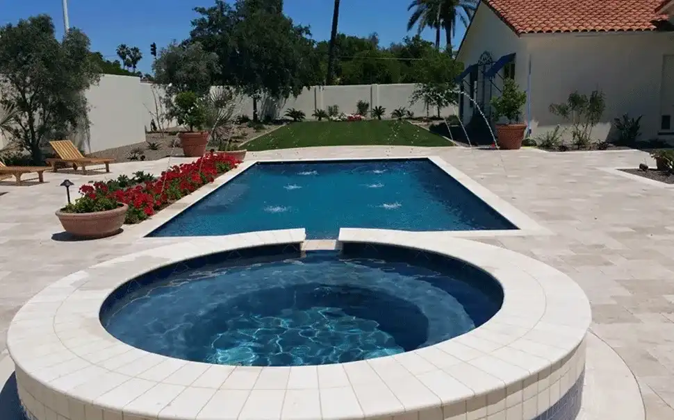 piscina redonda com borda de pedra