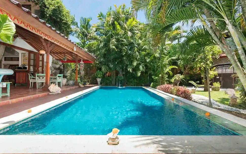 piscina com pergolado de madeira 
