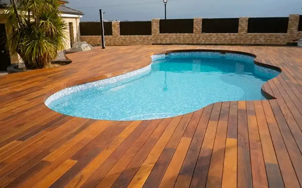 madeira em volta da piscina
