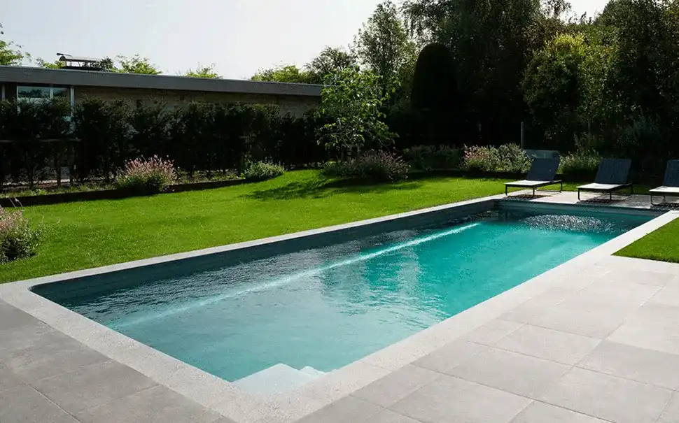 piso cimenticio no jardim da piscina