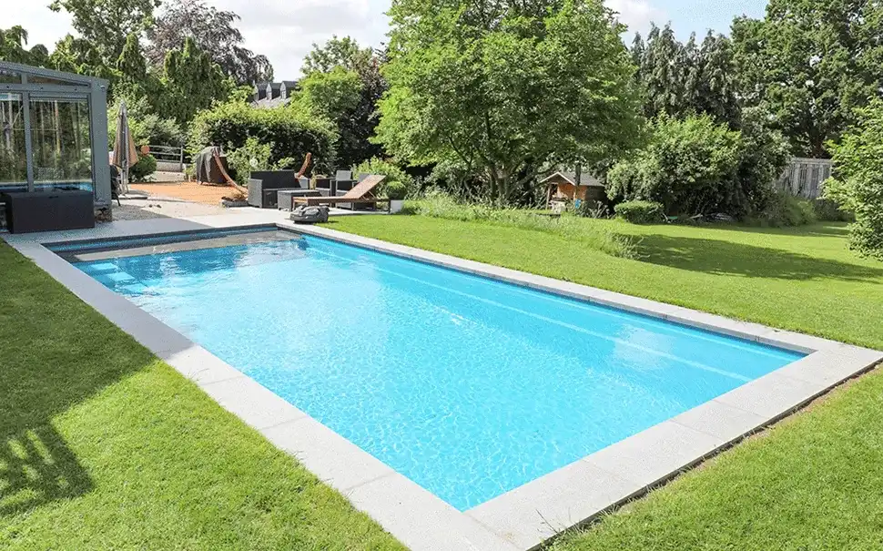 mármore na borda da piscina