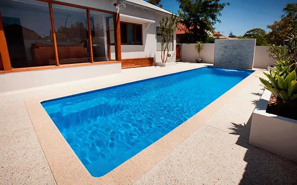 area de lazer com piscina e revestimento beje 