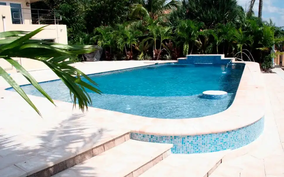 piso de mármore na borda com pastilhas azuis  