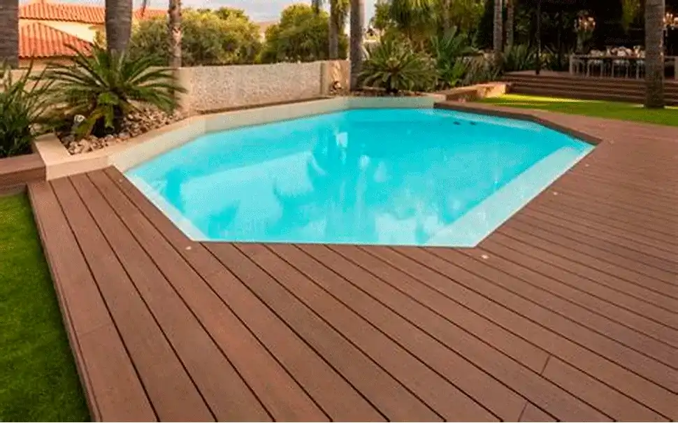 deck de madeira em volta da piscina