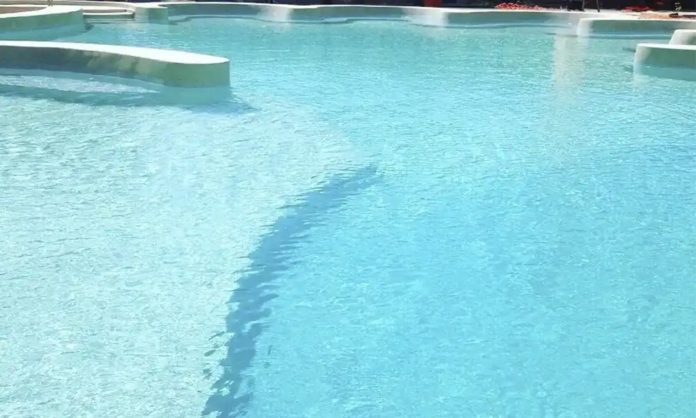 piso cor clara para piscina