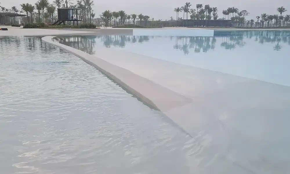 seguindo a borda da piscina
