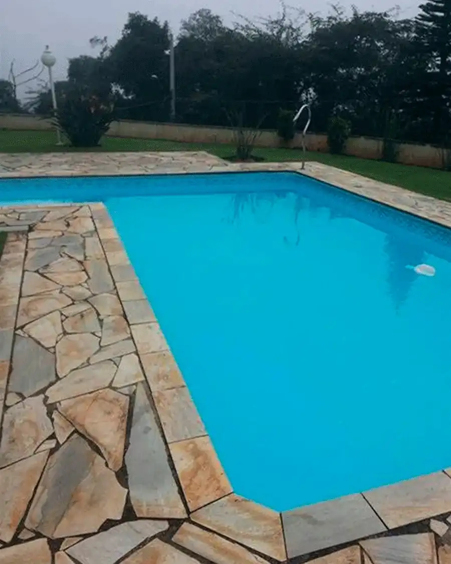 pedras na borda da piscina
