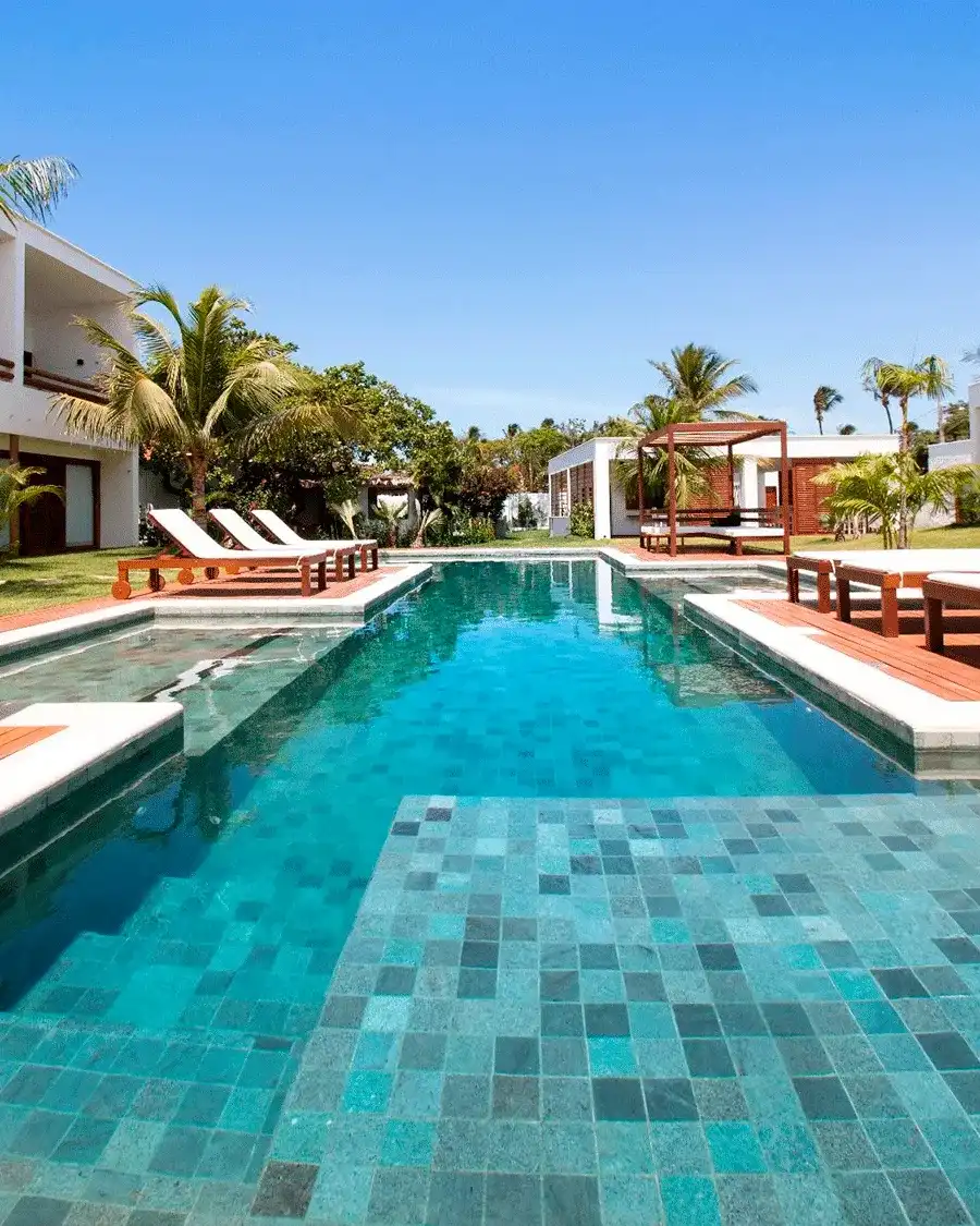 Constraste do piso e piscina