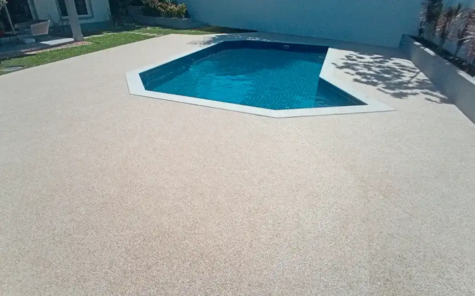 pedra lisa na piscina